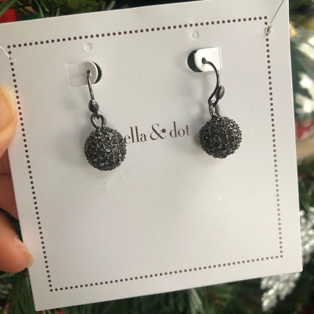 Stella & Dot hematite drop earring